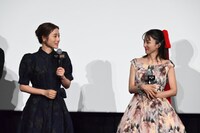 満島ひかり（右）と石原さとみ（左）。