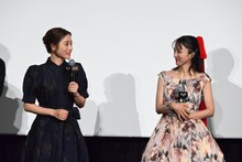 満島ひかり（右）と石原さとみ（左）。