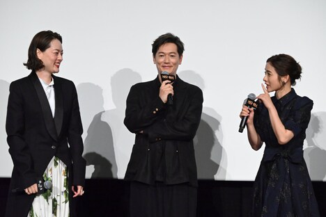 左から市川実日子、井浦新、石原さとみ。