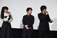 左から麻生久美子、星野源、綾野剛。