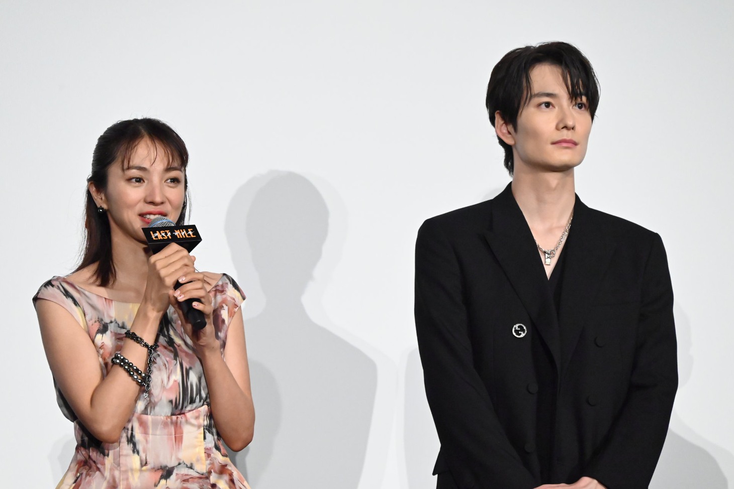 満島ひかり（左）と岡田将生（右）。
