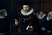 「メアリー＆ジョージ 王の暗殺者」より、エイドリアン・ローリンズ演じるエドワード・コーク（中央）。