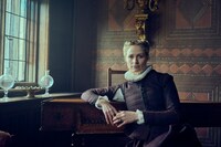 ニアフ・アルガー演じるサンディ・ブルックス。