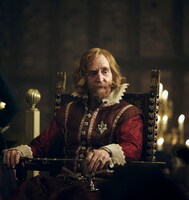 トニー・カラン演じるジェームズ1世。