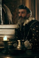 「メアリー＆ジョージ 王の暗殺者」より、マーク・オハローラン演じるフランシス・ベーコン。