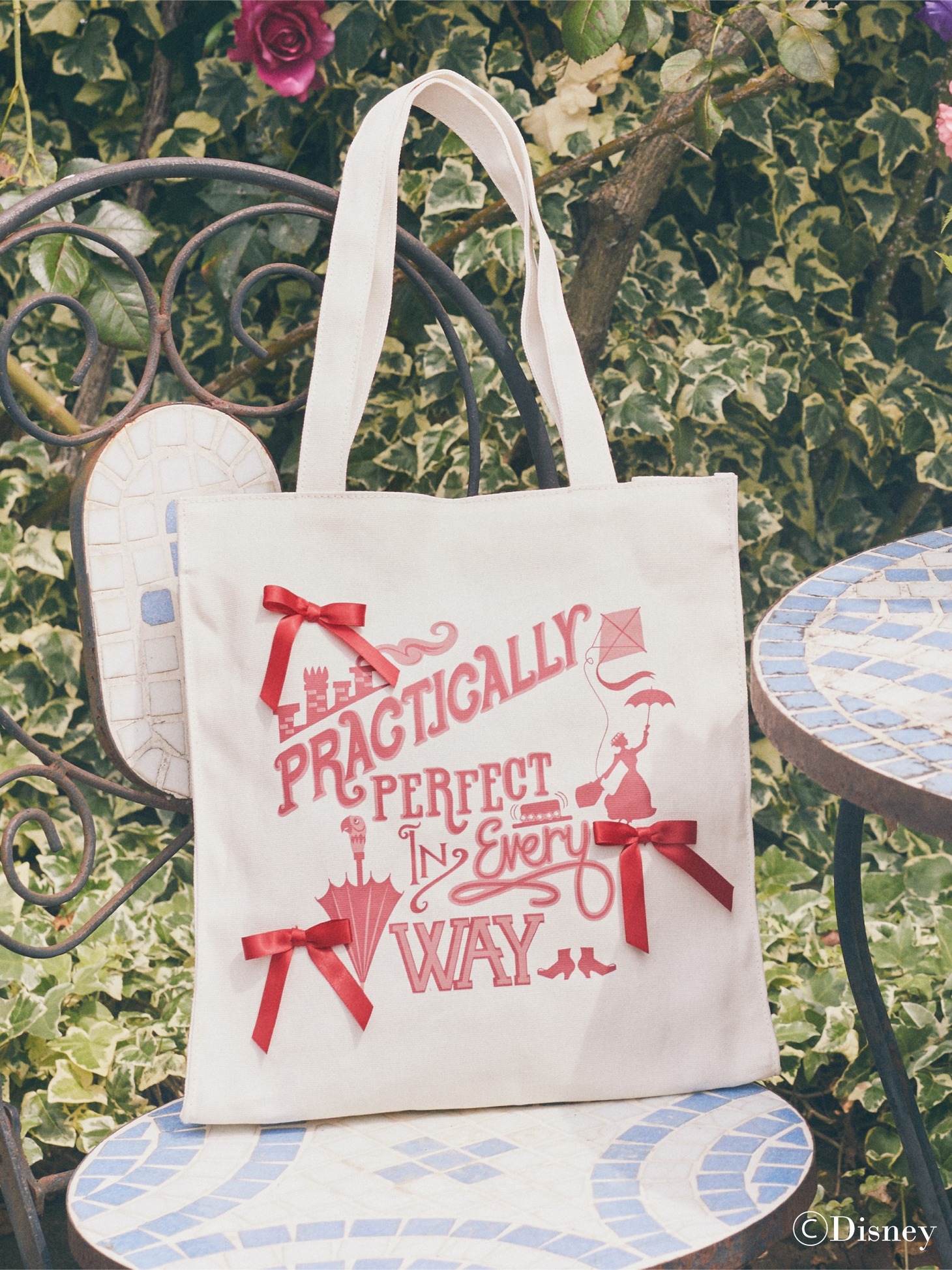 Disney Collection「Mary Poppins」より、スクエアトートバッグ（税込6600円）。