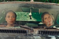 Netflix映画「ナイスガールズ in ニース」場面写真