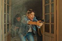 Netflix映画「ナイスガールズ in ニース」場面写真
