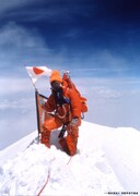 映画「てっぺんの向こうにあなたがいる」主人公のモデルになった田部井淳子の、エベレスト初登頂時。(c)一般社団法人 田部井淳子基金