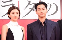左から黒島結菜、柳楽優弥。