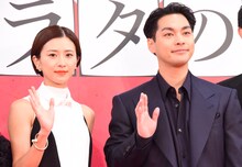 左から黒島結菜、柳楽優弥。