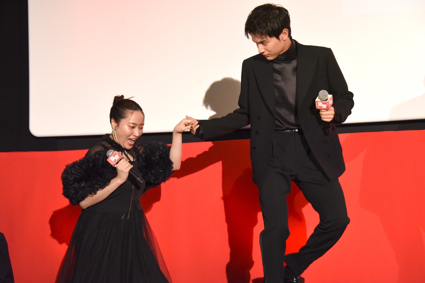 丸山礼（左）を紳士的にエスコートする中川大志（右）。