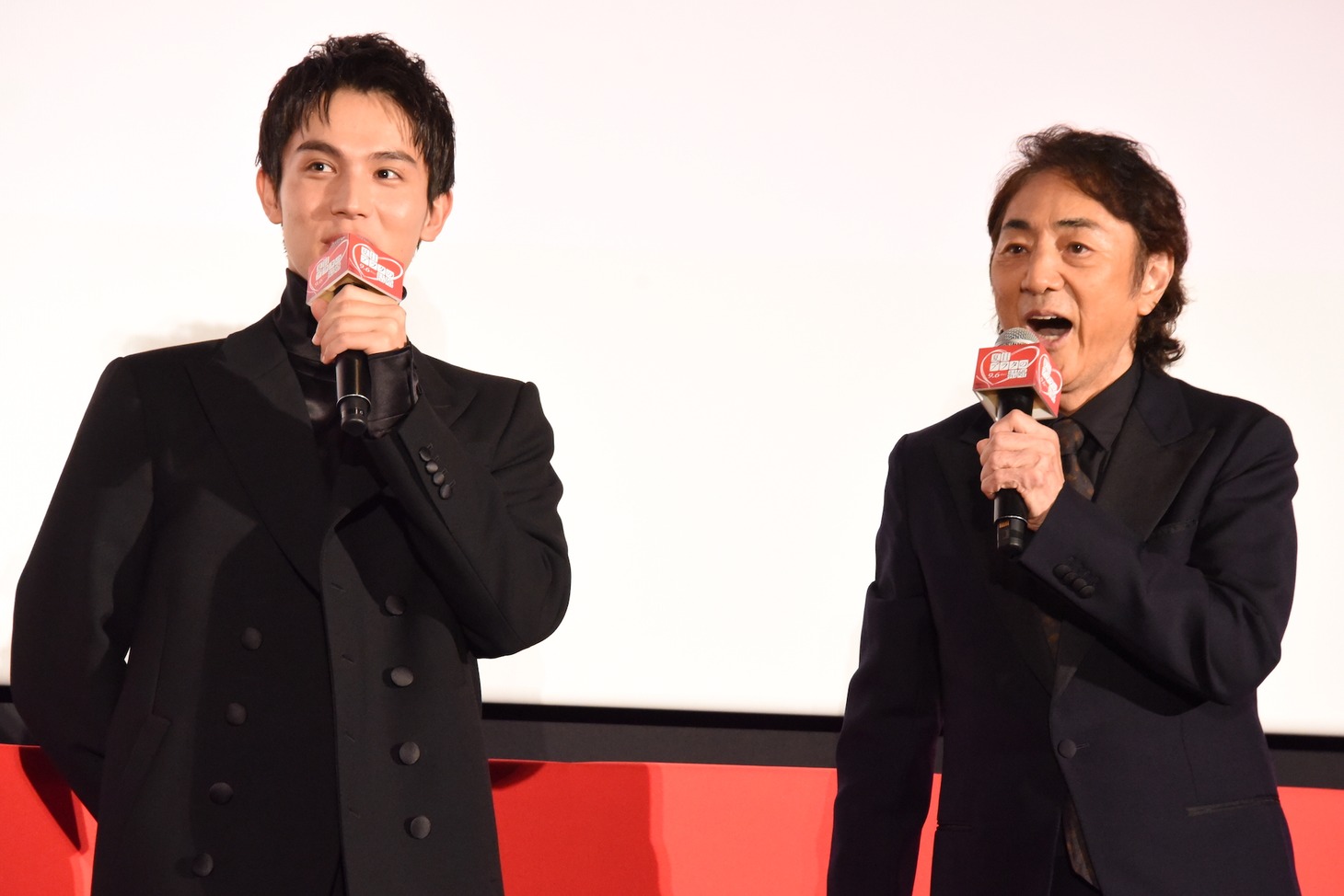 左から中川大志、市村正親。