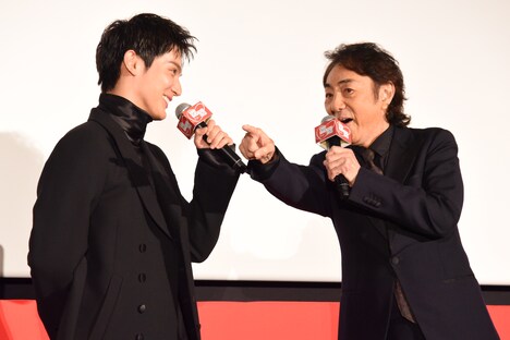 自身の“推しうちわ”を見つける市村正親（右）と、それを一緒に喜ぶ中川大志（左）。