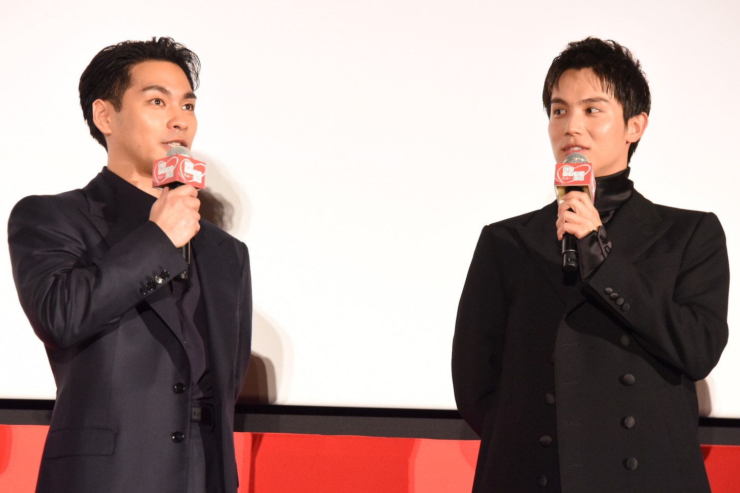 左から柳楽優弥、中川大志。