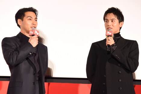 左から柳楽優弥、中川大志。