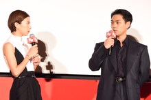 左から黒島結菜、柳楽優弥。