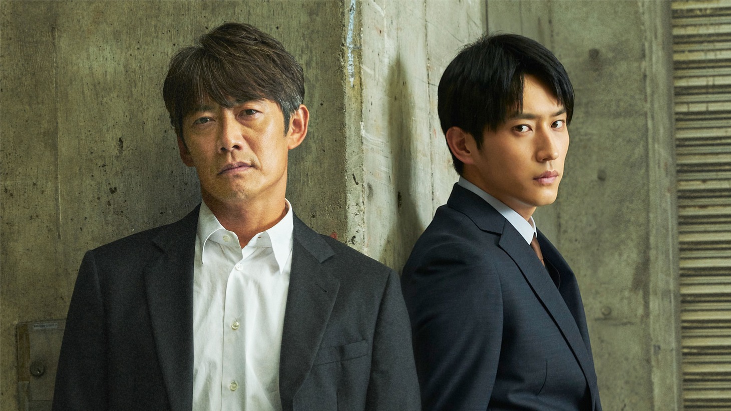 ドラマ「オクラ」より、左から反町隆史演じる飛鷹千寿、杉野遥亮扮する不破利己