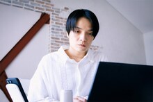 X役の岡山天音。