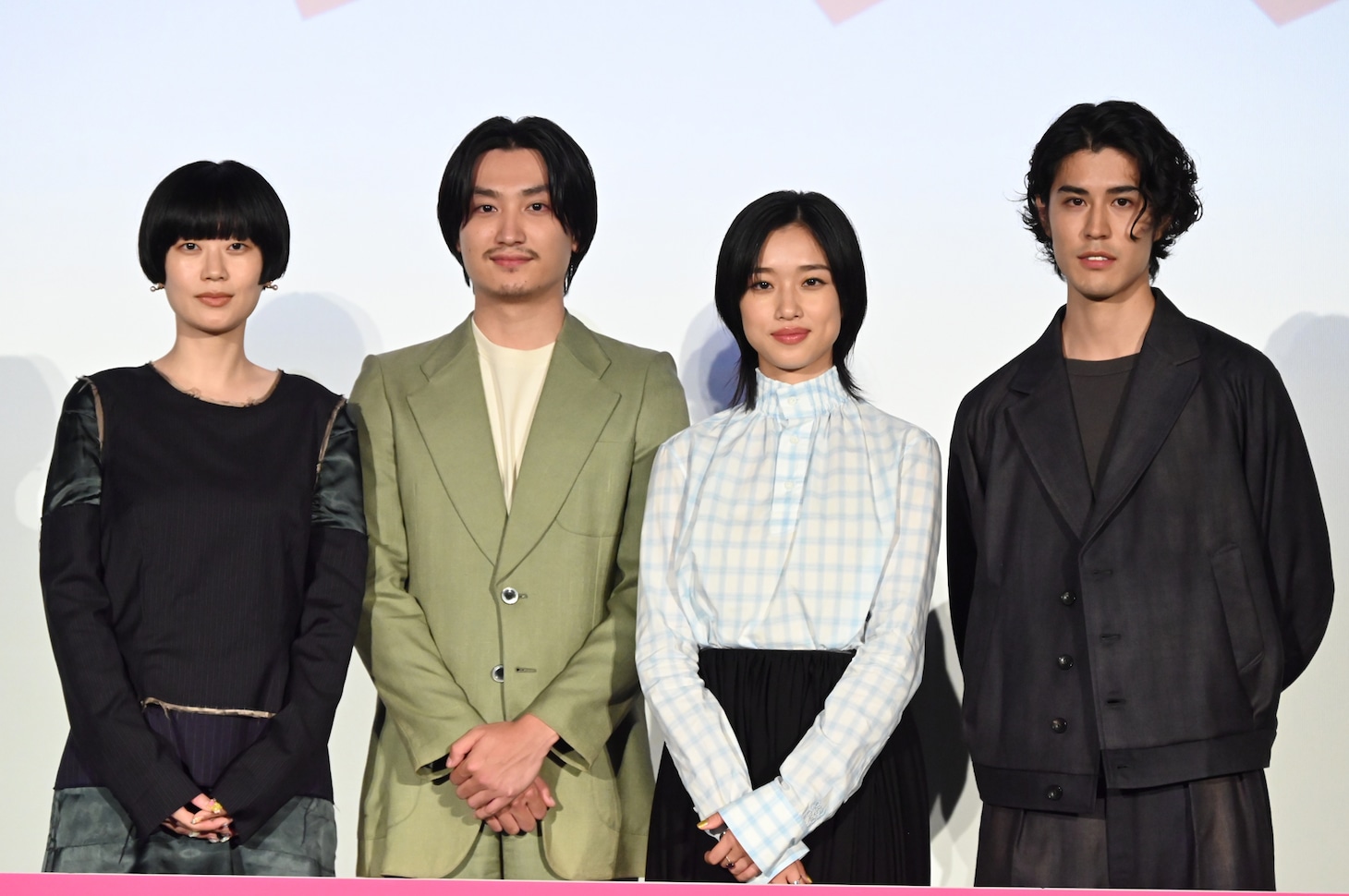 左から山中瑶子、金子大地、河合優実、寛一郎。
