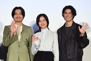 左から金子大地、河合優実、寛一郎。
