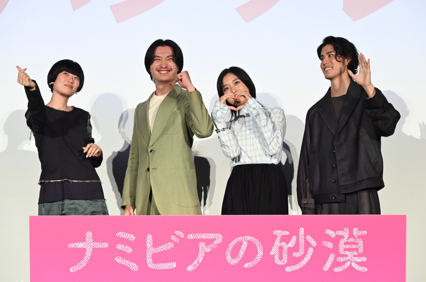 左から山中瑶子、金子大地、河合優実、寛一郎。