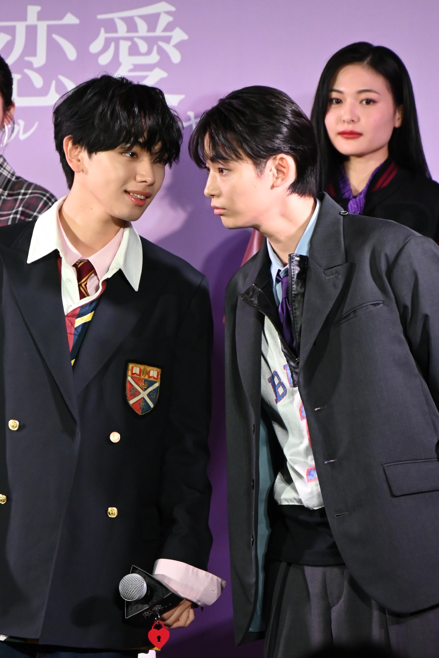 和やかに話をする宮世琉弥（左）と豊田裕大（手前右）。