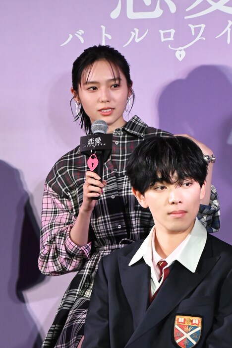 秋田汐梨（奥）