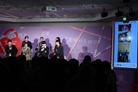 現場で配られたTシャツについてキャストたちが語る様子。