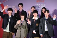 Netflixシリーズ「恋愛バトルロワイヤル」配信記念イベントの様子。上段左から本田響矢、秋田汐梨、和内璃乃。下段左から水沢林太郎、見上愛、宮世琉弥、豊田裕大。