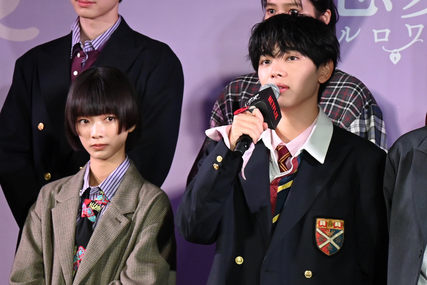 左から見上愛、宮世琉弥。