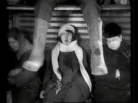 「帽子箱を持った少女」場面写真