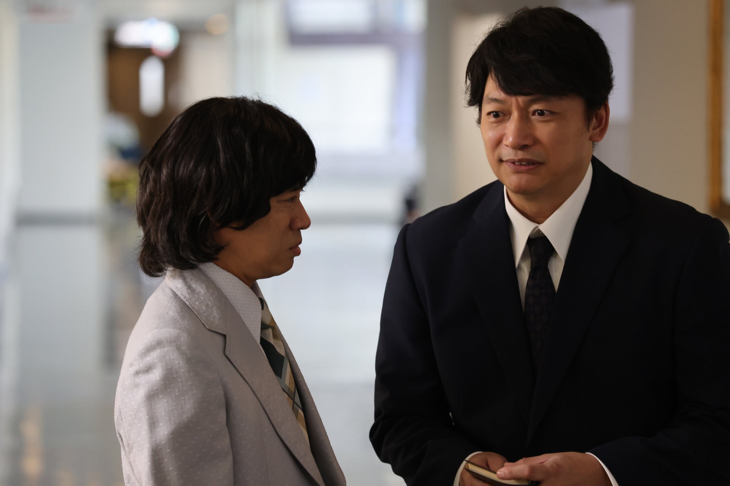 伊藤淳史演じる萩本欽一（左）と、香取慎吾演じるマネージャー（右）。