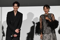 左から岡田将生、満島ひかり。