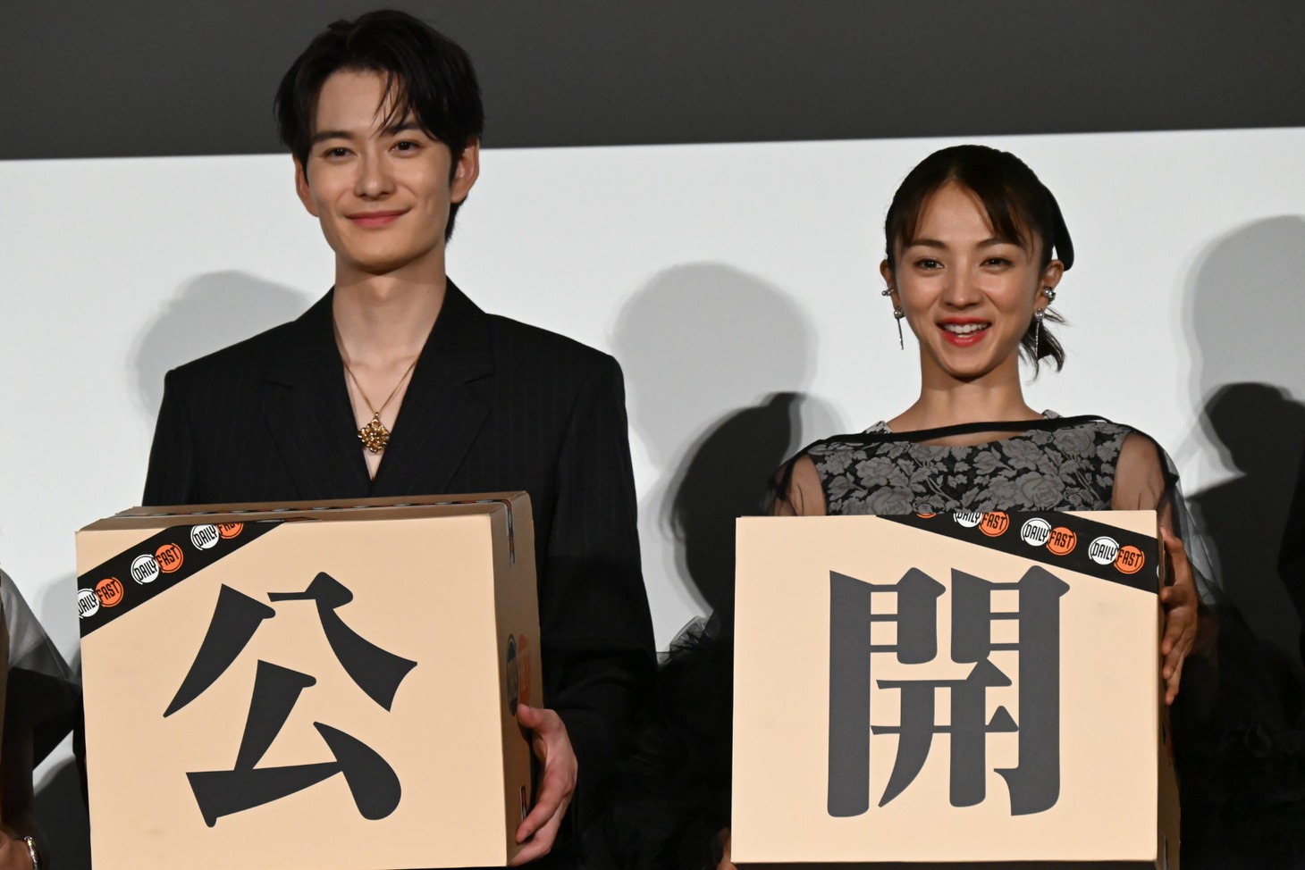 左から岡田将生、満島ひかり。