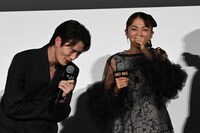 満島ひかり（右）の最後の挨拶中に、おなかが鳴ってしまった岡田将生（左）。