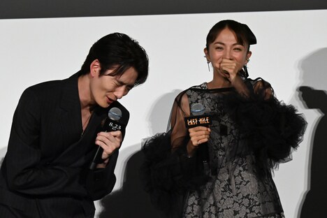 満島ひかり（右）の最後の挨拶中に、おなかが鳴ってしまった岡田将生（左）。