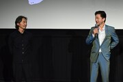 左から石井岳龍、浅野忠信。
