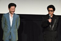 左から浅野忠信、永瀬正敏。