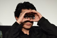 “箱男”ポーズを取る永瀬正敏。