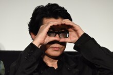 “箱男”ポーズを取る永瀬正敏。