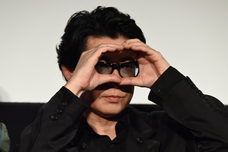 “箱男”ポーズを取る永瀬正敏。