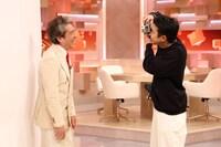 ムロツヨシ（左）を撮影する仲野太賀（右）。