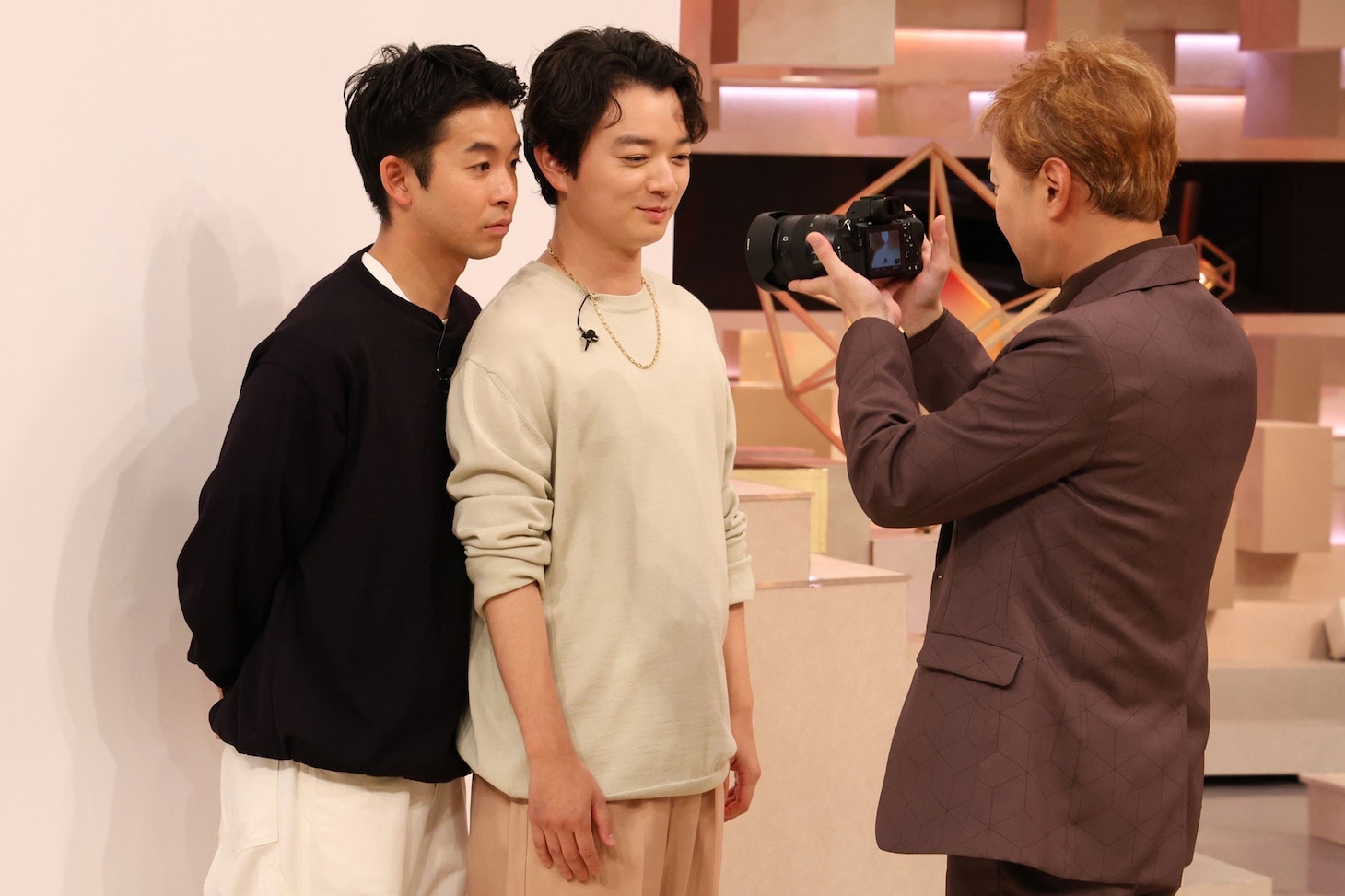 仲野太賀（左）と染谷将太（中央）を撮影する中居正広（右）。