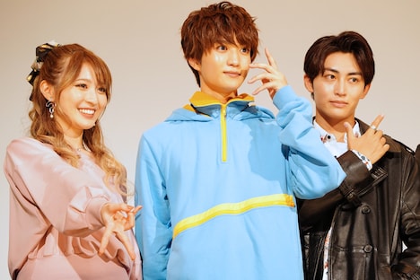 左から宮部のぞみ、知念英和、日野友輔。