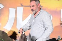 トークが白熱し、上着を脱ぐアレックス・ガーランド。