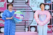 「夏目アラタの結婚」公開直前ナイトプールイベントの様子。左から丸山礼、黒島結菜。