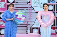 「夏目アラタの結婚」公開直前ナイトプールイベントの様子。左から丸山礼、黒島結菜。