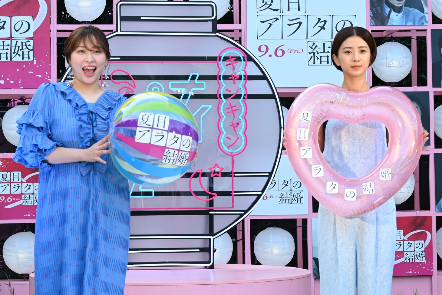 「夏目アラタの結婚」公開直前ナイトプールイベントの様子。左から丸山礼、黒島結菜。