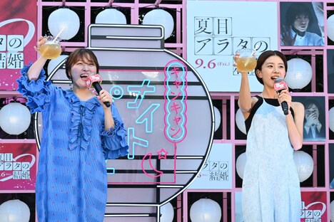 ノンアルコールのカクテルドリンクで完売する丸山礼（左）と黒島結菜（右）。